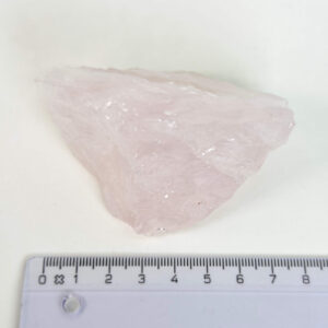 Smuk rosakvarts rå med naturlige rosa nuancer, der forbindes med kærlighed, tryghed og hjerteenergi.