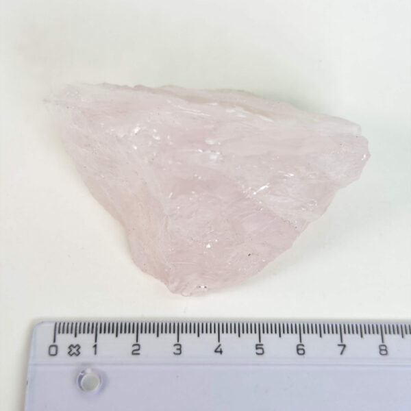 Smuk rosakvarts rå med naturlige rosa nuancer, der forbindes med kærlighed, tryghed og hjerteenergi.