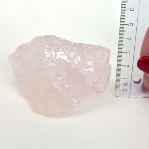Smuk rosakvarts rå med naturlige rosa nuancer, der forbindes med kærlighed, tryghed og hjerteenergi.