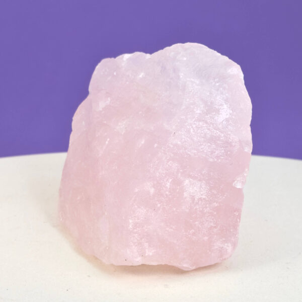 Smuk rosakvarts rå med naturlige rosa nuancer, der forbindes med kærlighed, tryghed og hjerteenergi.