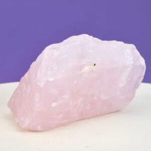 Smuk rosakvarts rå med naturlige rosa nuancer, der forbindes med kærlighed, tryghed og hjerteenergi.