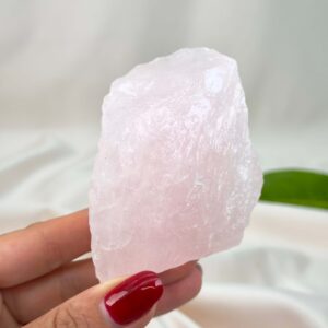 Smuk rosakvarts rå med naturlige rosa nuancer, der forbindes med kærlighed, tryghed og hjerteenergi.