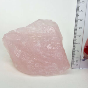 Smuk rosakvarts rå med naturlige rosa nuancer, der forbindes med kærlighed, tryghed og hjerteenergi.