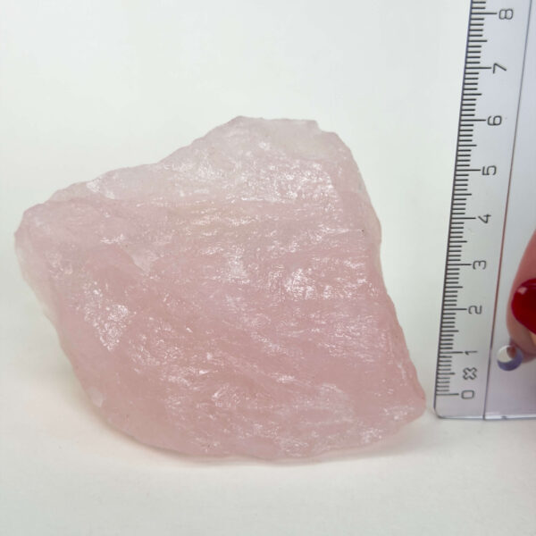 Smuk rosakvarts rå med naturlige rosa nuancer, der forbindes med kærlighed, tryghed og hjerteenergi.