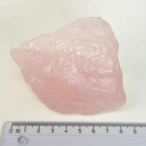 Smuk rosakvarts rå med naturlige rosa nuancer, der forbindes med kærlighed, tryghed og hjerteenergi.
