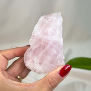 Naturlig rosakvarts rå med smukke rosa toner, forbundet med kærlighed, harmoni og indre ro.