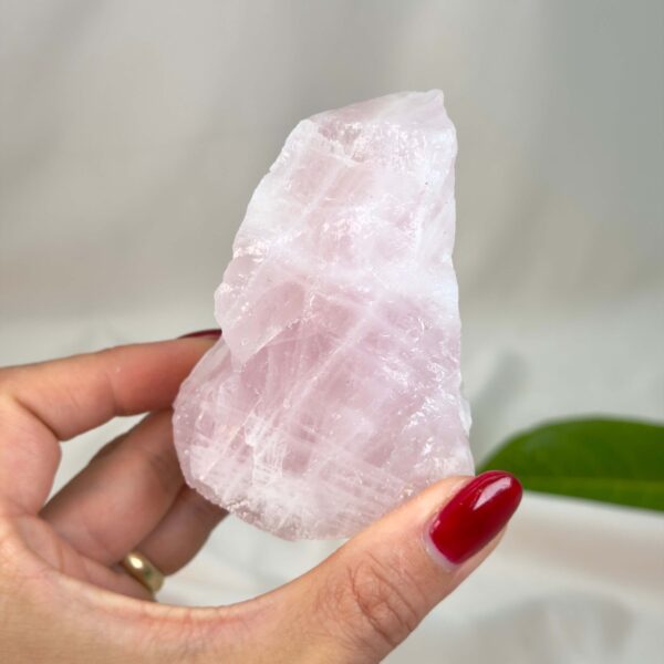 Naturlig rosakvarts rå med smukke rosa toner, forbundet med kærlighed, harmoni og indre ro.