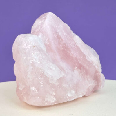 Naturlig rosakvarts rå med smukke rosa toner, forbundet med kærlighed, harmoni og indre ro.