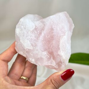 Naturlig rosakvarts rå med smukke rosa toner, forbundet med kærlighed, harmoni og indre ro.
