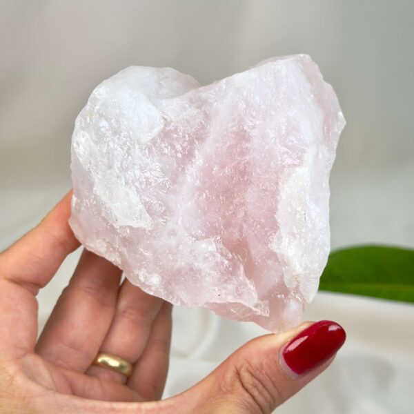 Naturlig rosakvarts rå med smukke rosa toner, forbundet med kærlighed, harmoni og indre ro.