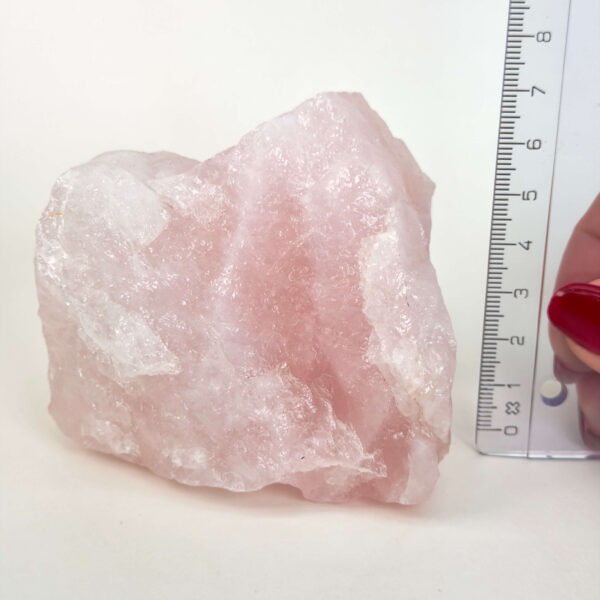 Naturlig rosakvarts rå med smukke rosa toner, forbundet med kærlighed, harmoni og indre ro.