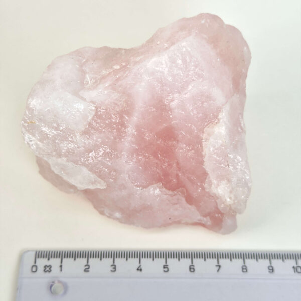 Naturlig rosakvarts rå med smukke rosa toner, forbundet med kærlighed, harmoni og indre ro.