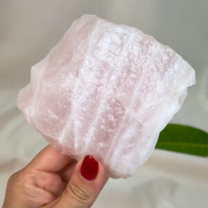 Naturlig rosakvarts rå med smukke rosa toner, forbundet med kærlighed, harmoni og indre ro.