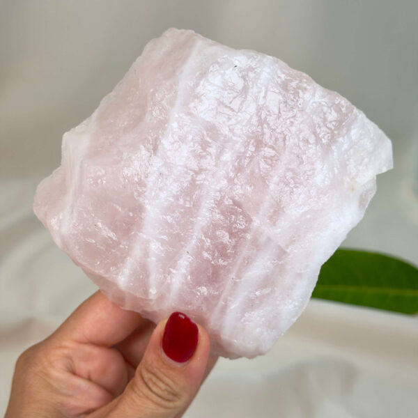 Naturlig rosakvarts rå med smukke rosa toner, forbundet med kærlighed, harmoni og indre ro.