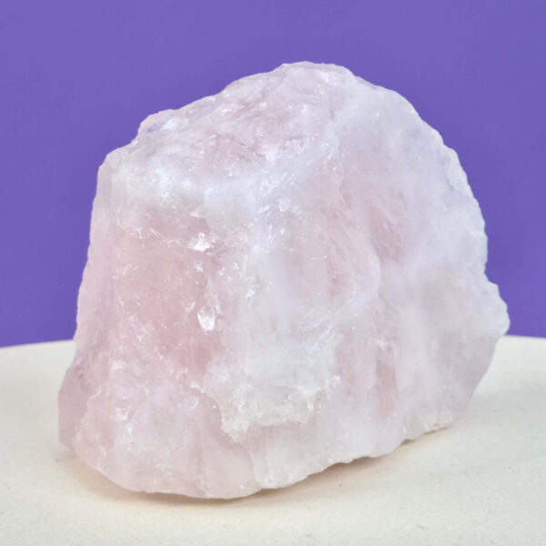 Naturlig rosakvarts rå med smukke rosa toner, forbundet med kærlighed, harmoni og indre ro.