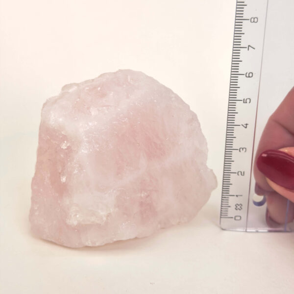 Naturlig rosakvarts rå med smukke rosa toner, forbundet med kærlighed, harmoni og indre ro.