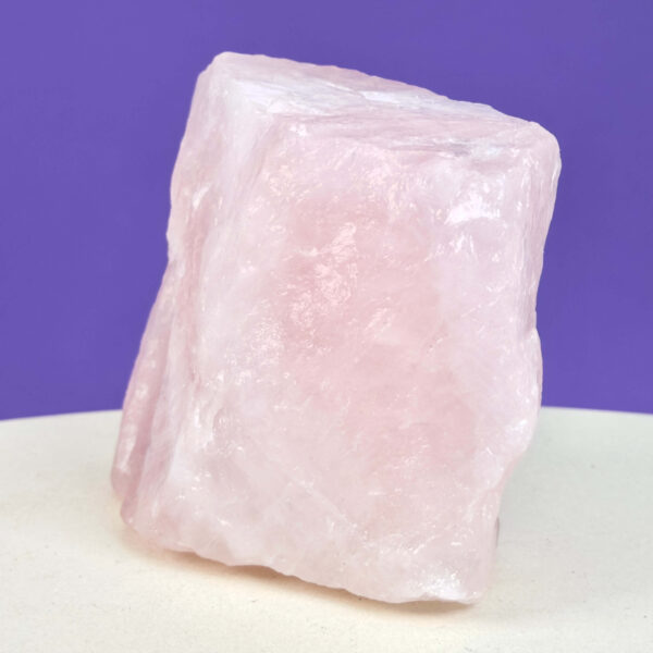 Naturlig rosakvarts rå med smukke rosa toner, forbundet med kærlighed, harmoni og indre ro.