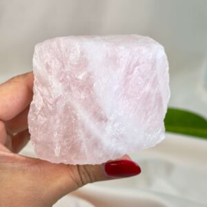 Rosakvarts rå i naturlig form, kendt for sin blide energi, kærlighed og følelsesmæssige healing.