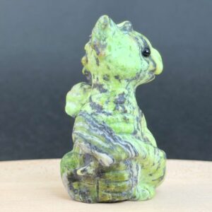 Serpentin babydrage i ægte natursten med grønne nuancer, healing, fornyelse og spirituel udvikling.