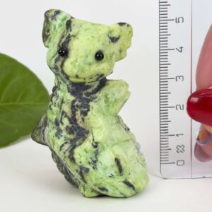 Serpentin babydrage i ægte natursten med grønne nuancer, healing, fornyelse og spirituel udvikling.