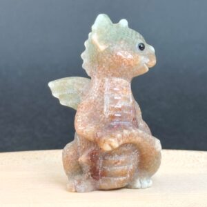 Sød Grøn Aventurin babydrage, der symboliserer held, overflod og modet til at gribe nye muligheder.