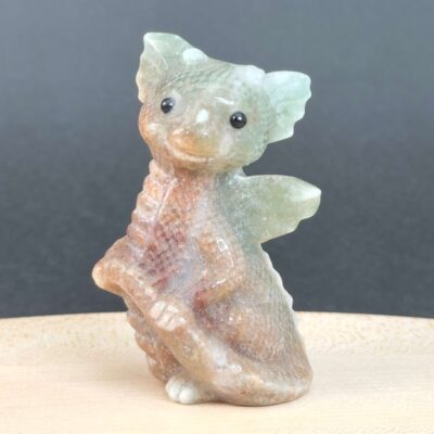 Sød Grøn Aventurin babydrage, der symboliserer held, overflod og modet til at gribe nye muligheder.