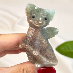 Sød Grøn Aventurin babydrage, der symboliserer held, overflod og modet til at gribe nye muligheder.