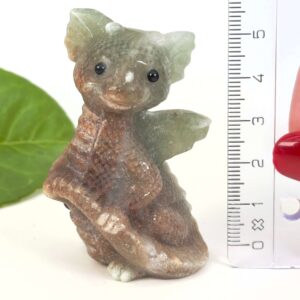 Sød Grøn Aventurin babydrage, der symboliserer held, overflod og modet til at gribe nye muligheder.