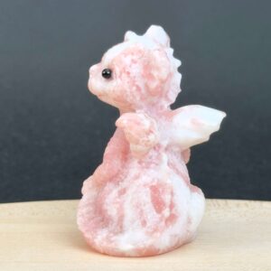 Pink Opal babydrage med bløde rosa nuancer og energi for selvkærlighed, omsorg og følelsesmæssig healing.