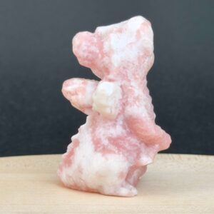 Pink Opal babydrage med bløde rosa nuancer og energi for selvkærlighed, omsorg og følelsesmæssig healing.