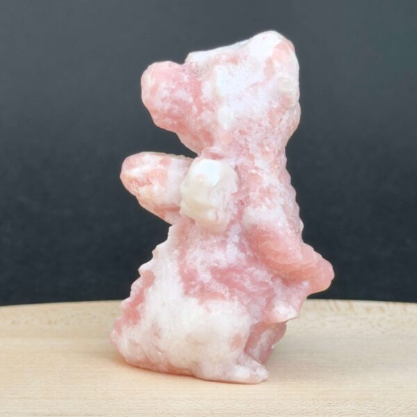 Pink Opal babydrage med bløde rosa nuancer og energi for selvkærlighed, omsorg og følelsesmæssig healing.