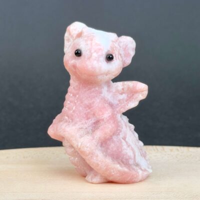 Pink Opal babydrage med bløde rosa nuancer og energi for selvkærlighed, omsorg og følelsesmæssig healing.