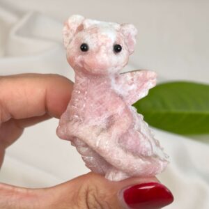 Pink Opal babydrage med bløde rosa nuancer og energi for selvkærlighed, omsorg og følelsesmæssig healing.