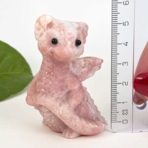 Pink Opal babydrage med bløde rosa nuancer og energi for selvkærlighed, omsorg og følelsesmæssig healing.