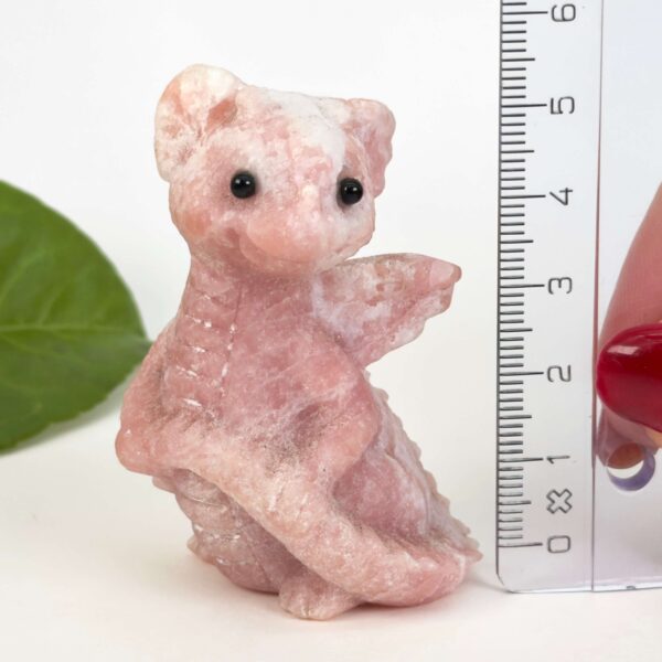 Pink Opal babydrage med bløde rosa nuancer og energi for selvkærlighed, omsorg og følelsesmæssig healing.