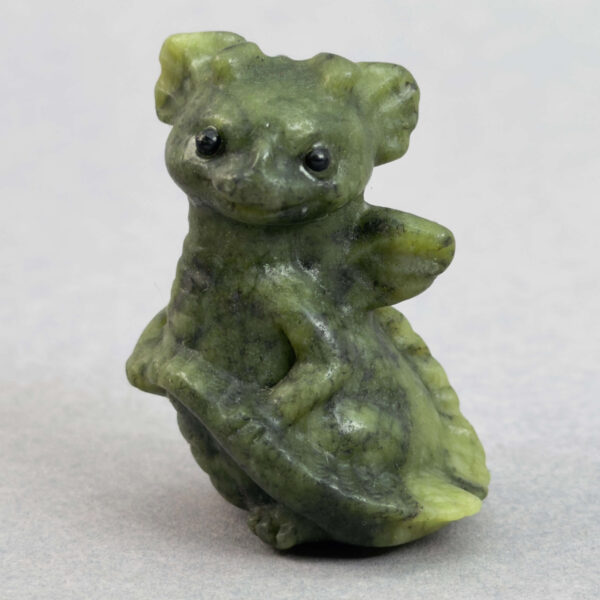 Krystal babydrage der symboliserer mod, udvikling og indre styrke.