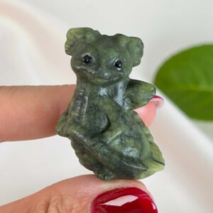 Krystal babydrage der symboliserer mod, udvikling og indre styrke.