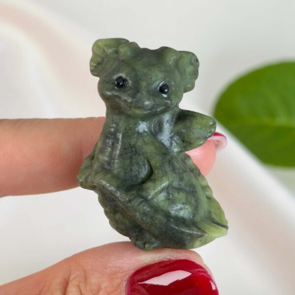 Krystal babydrage der symboliserer mod, udvikling og indre styrke.