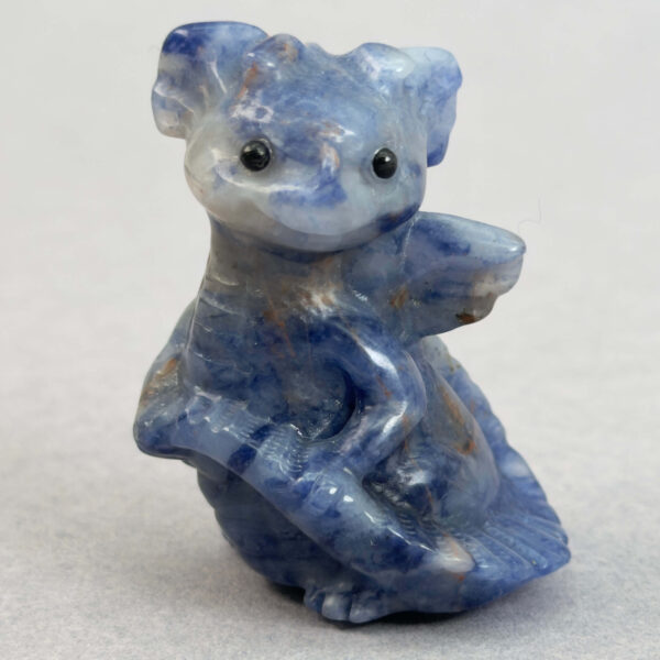 Krystal babydrage der symboliserer mod, udvikling og indre styrke.