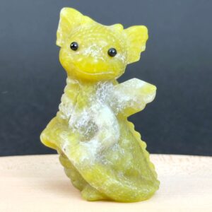 Gul Serpentin babydrage i ægte natursten med gyldne nuancer. Bringer fornyelse, livskraft og personlig udvikling.