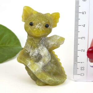 Gul Serpentin babydrage i ægte natursten med gyldne nuancer. Bringer fornyelse, livskraft og personlig udvikling.