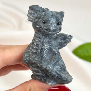 Larvikit babydrage med naturlige blålige reflekser og energi for intuition, grounding og indre styrke.