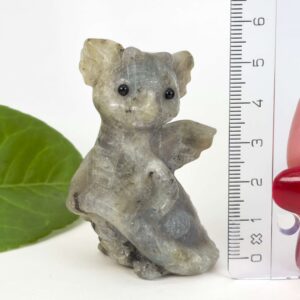 Labradorit babydrage i ægte naturkrystal med naturligt farvespil, beskyttende energi og styrket intuition.