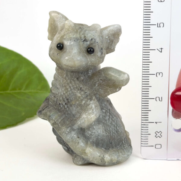 Labradorit babydrage i ægte naturkrystal med naturligt farvespil, beskyttende energi og styrket intuition.