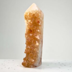 Smukt Citrin tårn, der symboliserer overflod, selvtillid, manifestation og positiv energi i hverdagen.