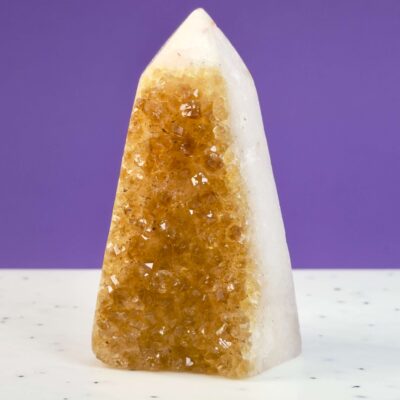 Smukt Citrin tårn, der symboliserer overflod, selvtillid, manifestation og positiv energi i hverdagen.