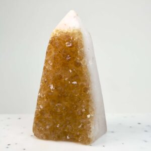 Smukt Citrin tårn, der symboliserer overflod, selvtillid, manifestation og positiv energi i hverdagen.