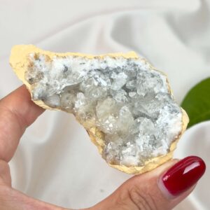 Himalayakvarts klynge med naturlig skønhed og kraftfuld energi. Forbindes med klarhed, balance og meditation. E-mærket webshop.