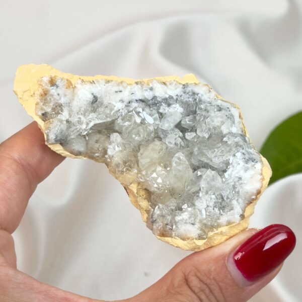 Himalayakvarts klynge med naturlig skønhed og kraftfuld energi. Forbindes med klarhed, balance og meditation. E-mærket webshop.