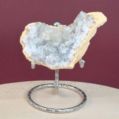 Himalayakvarts klynge med naturlig skønhed og kraftfuld energi. Forbindes med klarhed, balance og meditation. E-mærket webshop.